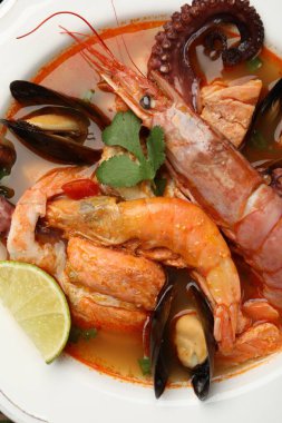 Lezzetli deniz ürünleri çorbası, yakın çekim manzarası.