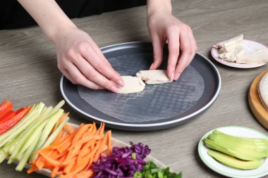 Gri ahşap masada nefis börek yapan kadın, yakın plan.