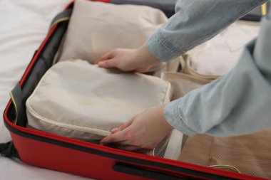 Bavulu içine koyan kadın, yakın plan.