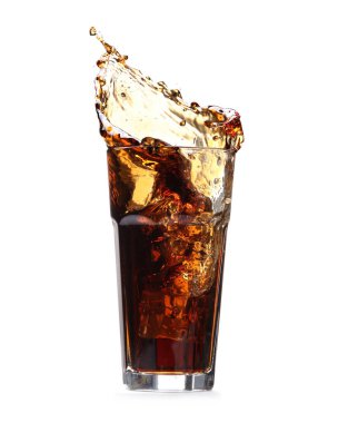 Beyazların üzerine izole edilmiş bardaktan dökülen kola.