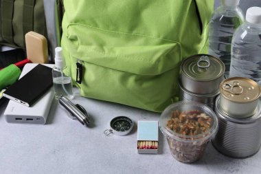 Hayatta kalma kiti. Işık masasında farklı acil durum malzemeleri, yakın çekim.