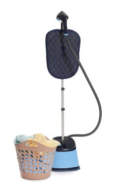 Beyaz tenli, temiz çamaşırlı, modern, dik vapur ve sepet.