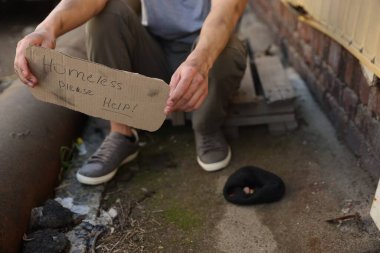 İşaretli adam Evsiz, lütfen dışarıya yardım et, kapat.