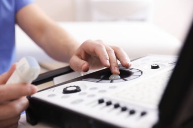 Transdüktörlü sonograf ve ultrason cihazı klinikte, yakın plan.