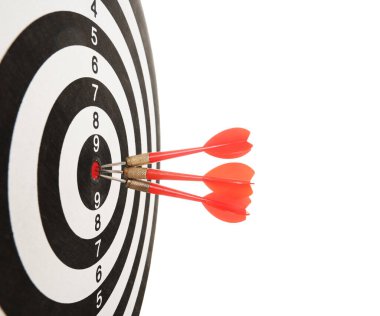 Hedef alınıyor. Dart tahtası beyaz üzerine izole edilmiş oklar
