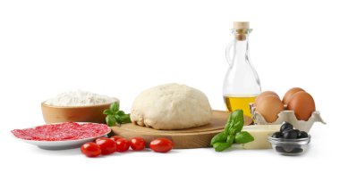 Pizza yapıyorum. Farklı malzemeler beyaza izole edilmiş.