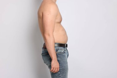 Hafif arkaplanda kilo kaybından önceki adam, yakın plan