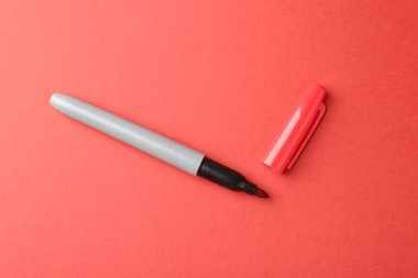 Kırmızı arkaplanda bir renk işareti, üst görünüm