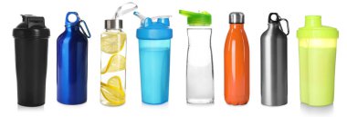 Farklı su şişeleri ve karıştırıcılar beyaz sette izole edilmiş.