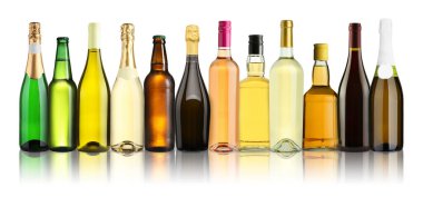 Farklı türde alkollü içeceklerin bulunduğu şişeler beyaz sette izole edilmiş.