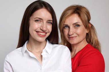 Açık gri arka planda anne ve kızının portresi