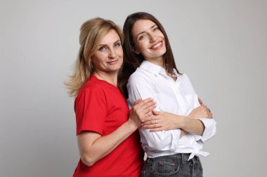 Açık gri arka planda anne ve kızının portresi