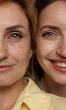 Kahverengi arka planda anne ve kızının portresi