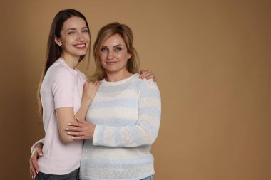 Bej arka planda anne ve kızının portresi. Metin için boşluk