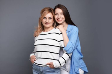 Gri arka planda anne ve kızının portresi