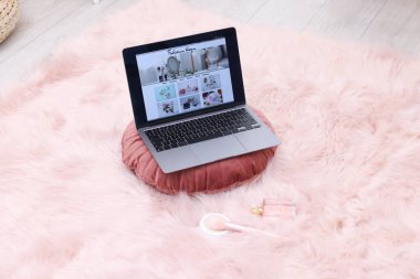 Moda blog siteli dizüstü bilgisayar, parfüm, yüz pudrası ve kapalı alanda fırça.