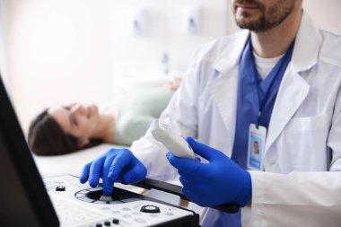 Ultrason çevirici ve kadın ile sonograf klinikte muayene için bekliyor, seçici odaklanma