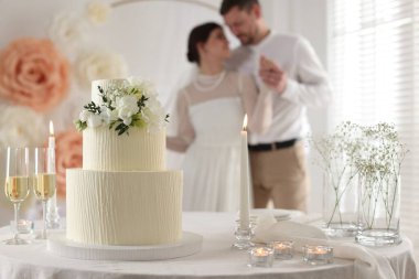 Mutlu evli çift içeride, düğün pastasına ve masadaki şampanya bardaklarına odaklan.