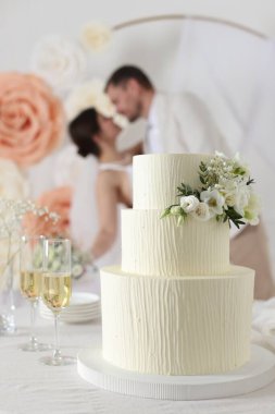 Mutlu evli çift içeride, düğün pastasına ve masadaki şampanya bardaklarına odaklan.