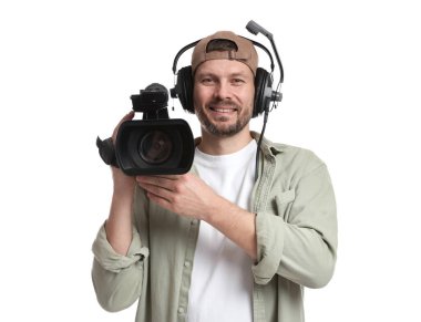 Profesyonel kameralı ve kulaklıklı bir adam beyaz arka planda.