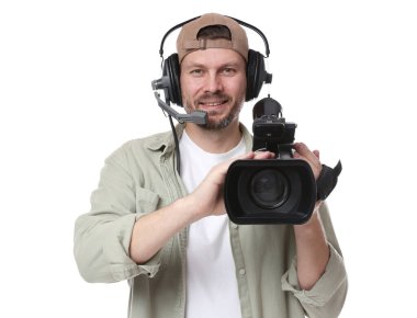 Profesyonel kameralı ve kulaklıklı bir adam beyaz arka planda.