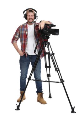 Profesyonel kameralı ve kulaklıklı bir adam beyaz arka planda.