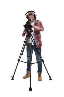 Profesyonel kameralı ve kulaklıklı bir adam beyaz arka planda.