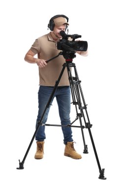 Profesyonel kameralı ve kulaklıklı bir adam beyaz arka planda.