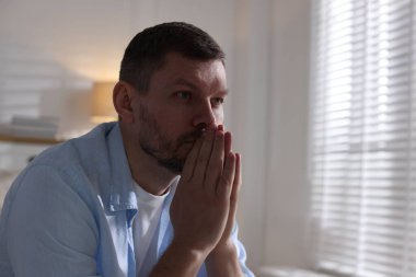 Depresyondaki adam evde, mesaj için yer var.