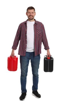 Beyaz arka planda plastik kutuları olan adam.