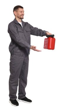 Beyaz arka planda plastik kutu tutan adam.