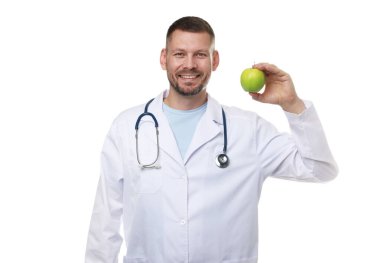 Beyaz arka planda yeşil elmalı ve steteskoplu beslenme uzmanı.