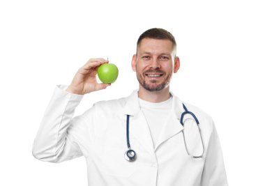 Beyaz arka planda yeşil elmalı ve steteskoplu beslenme uzmanı.