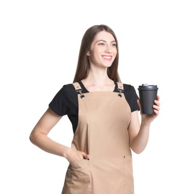 Beyaz arka planda bir bardak sıcak içecekle gülümseyen barista.