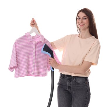 Gülümseyen kadın beyaz arka planda buharlı gömlek