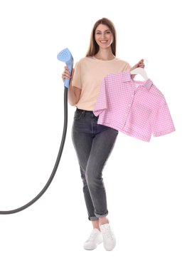 Gülümseyen kadın, beyaz arka planda elbise buharlı ve gömlekli.