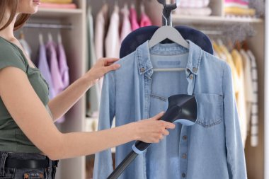 Buharlı kadın gömleği evde duruyor, yakın plan.