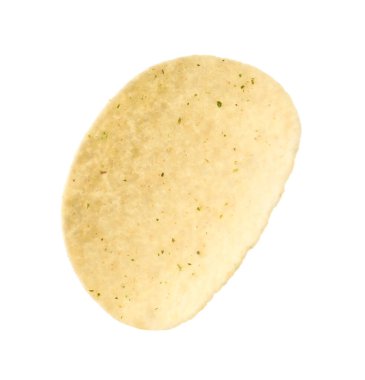 Beyaza izole edilmiş lezzetli bir patates cipsi.