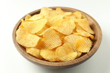 Beyaz arka planda tatlı patates cipsi, yakın plan.