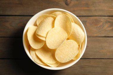 Tahta masada, tabakta patates cipsi.