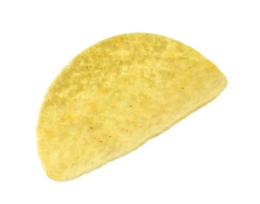Beyaza izole edilmiş lezzetli bir patates cipsi.