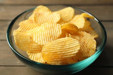 Tahta masada patates cipsi, yakın plan.