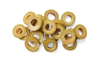 Terbiye edilmiş yeşil zeytin halkaları beyaz, üst görünümde izole