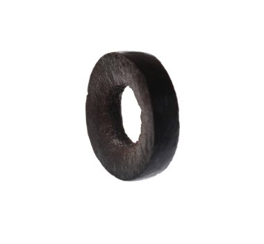 Terbiye edilmiş siyah zeytin halkası beyaz üzerine izole edilmiş.