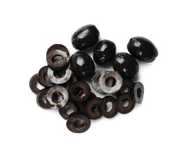 Terbiye edilmiş siyah zeytin halkaları ve beyaza izole edilmiş meyveler.