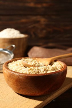 Kahverengi pirinç ve un ahşap masada, yakın plan. Metin için boşluk