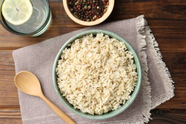 Tahta masada servis edilen lezzetli kahverengi pirinç.