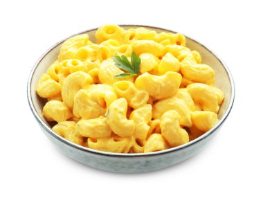 Peynir soslu leziz makarna, beyaza izole edilmiş.