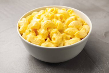 Peynir soslu lezzetli makarna gri masada, yakın plan.