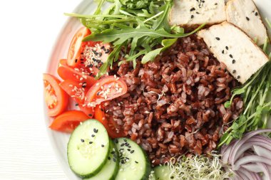 Beyaz ahşap masada kahverengi pirinçli nefis bir salata.